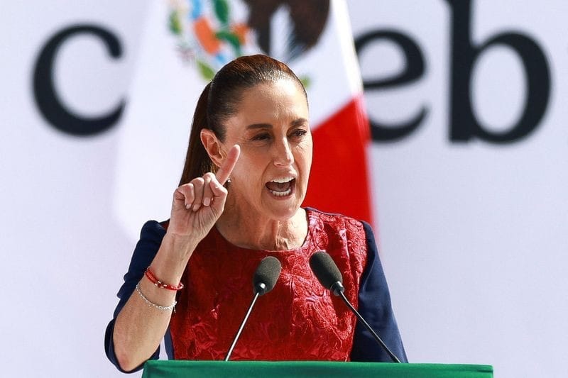 Présidente Claudia Sheinbaum et drapeau mexicain